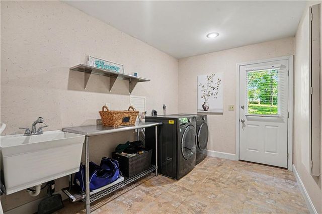 7605 E Forest Lakes Drive, Kansas City, MO 64152
