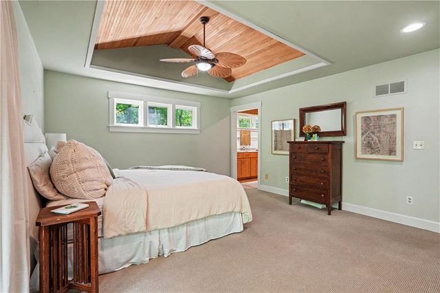 7605 E Forest Lakes Drive, Kansas City, MO 64152