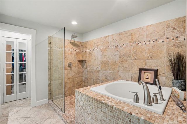 7605 E Forest Lakes Drive, Kansas City, MO 64152