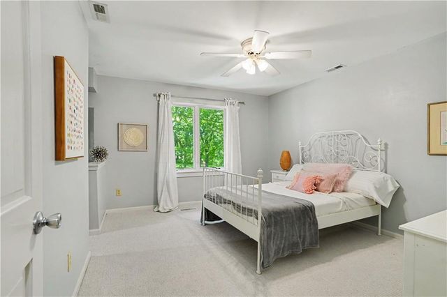 7605 E Forest Lakes Drive, Kansas City, MO 64152
