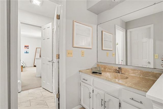 7605 E Forest Lakes Drive, Kansas City, MO 64152