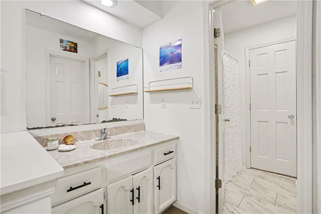7605 E Forest Lakes Drive, Kansas City, MO 64152
