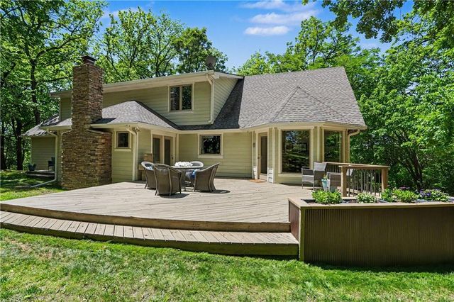 7605 E Forest Lakes Drive, Kansas City, MO 64152