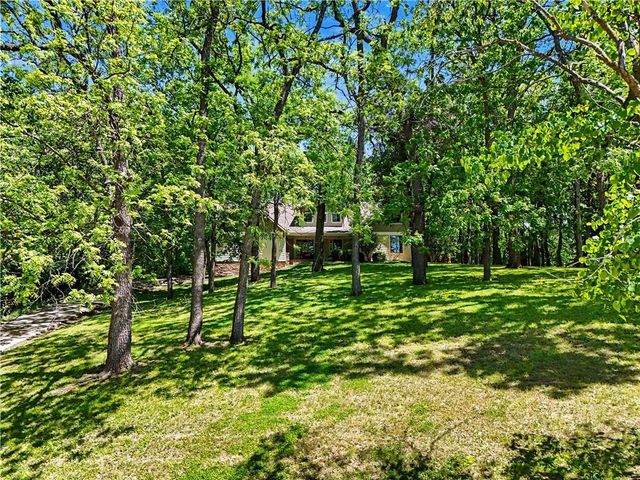7605 E Forest Lakes Drive, Kansas City, MO 64152