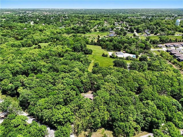 7605 E Forest Lakes Drive, Kansas City, MO 64152