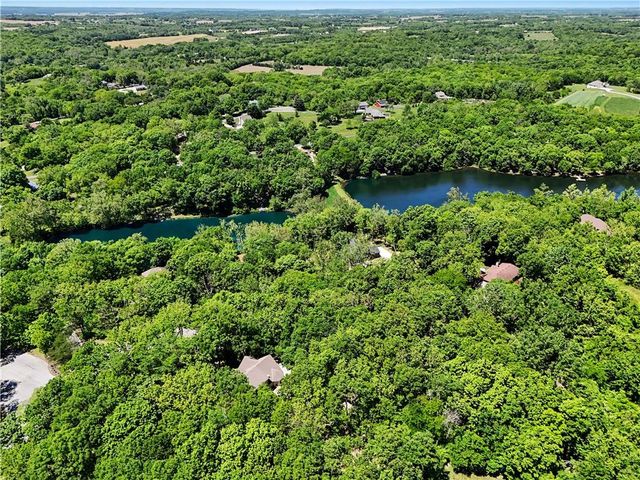 7605 E Forest Lakes Drive, Kansas City, MO 64152