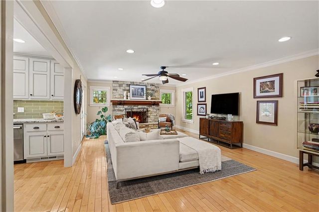 7605 E Forest Lakes Drive, Kansas City, MO 64152