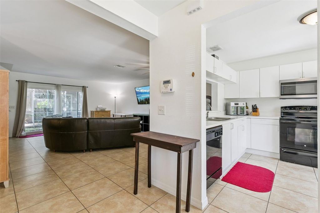 Image 6 of property listing at 5989 BRAEMAR PLACE 102, Orlando, FL 32822