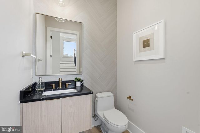 6913 BERKELEY ST, Falls Church, VA 22043