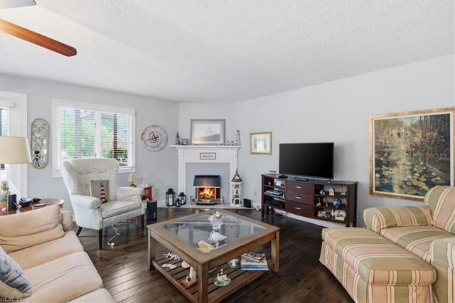 1214 Foursome LN, Virginia Beach, VA 23455