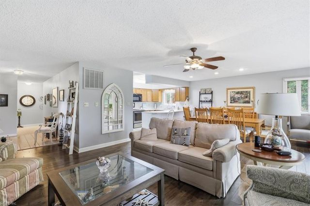 1214 Foursome LN, Virginia Beach, VA 23455