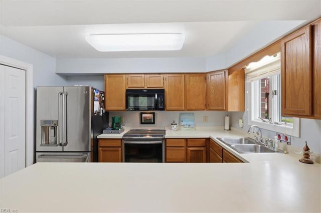 1214 Foursome LN, Virginia Beach, VA 23455