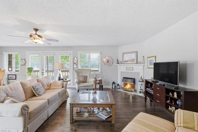 1214 Foursome LN, Virginia Beach, VA 23455
