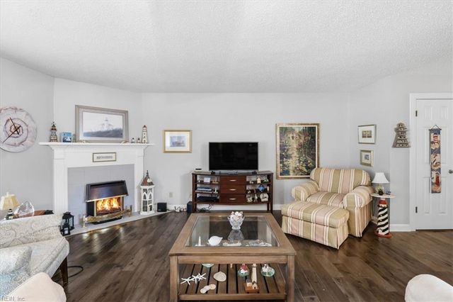 1214 Foursome LN, Virginia Beach, VA 23455