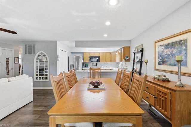 1214 Foursome LN, Virginia Beach, VA 23455