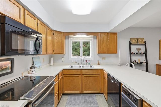 1214 Foursome LN, Virginia Beach, VA 23455