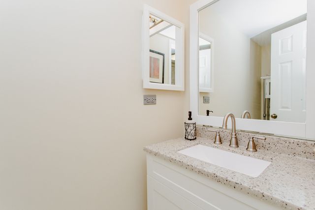 814 Dunhill Drive, Buffalo Grove, IL 60089