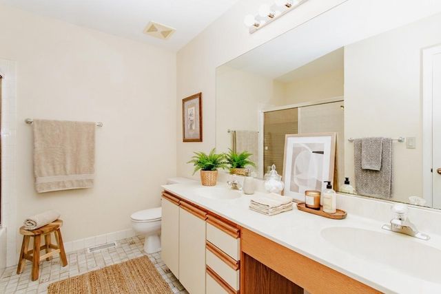 814 Dunhill Drive, Buffalo Grove, IL 60089