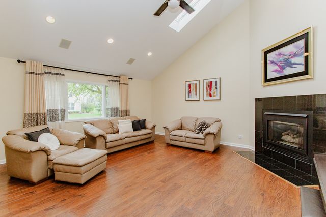 814 Dunhill Drive, Buffalo Grove, IL 60089