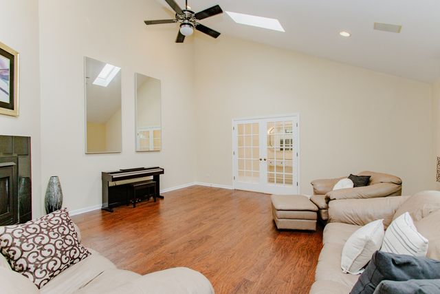 814 Dunhill Drive, Buffalo Grove, IL 60089