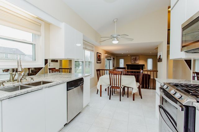 814 Dunhill Drive, Buffalo Grove, IL 60089