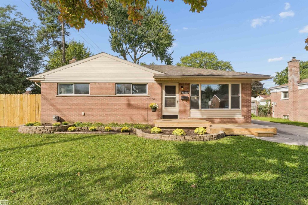 35831 Rewa Street, Clinton Township, MI 48035