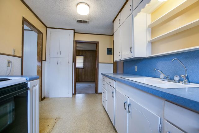 308 Sharp Avenue, Ballinger, TX 76821