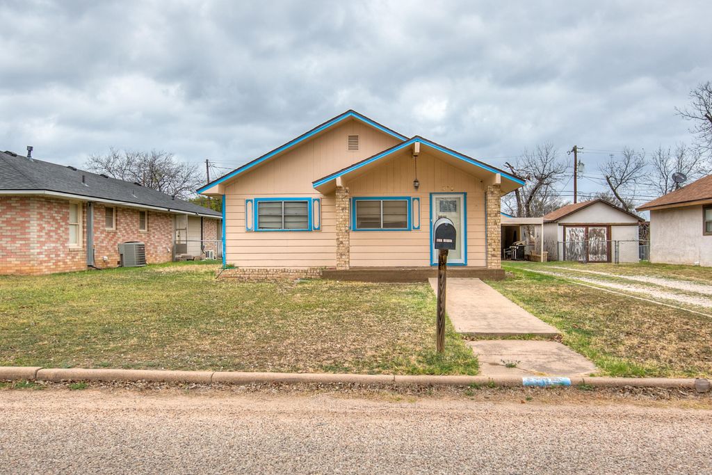 308 Sharp Avenue, Ballinger, TX 76821