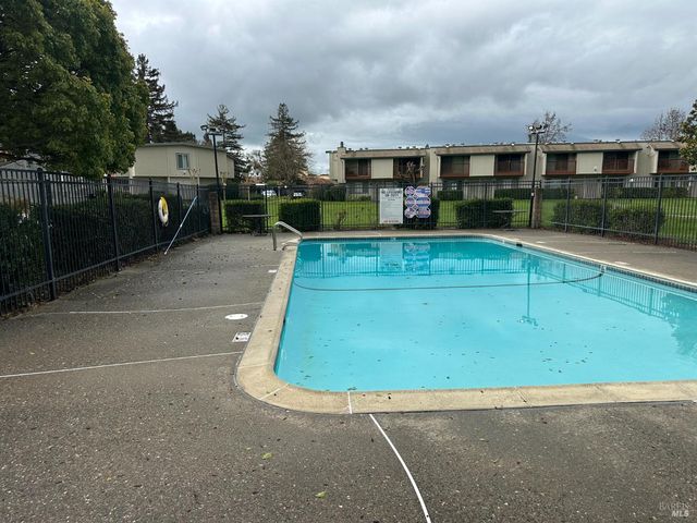 1090 Eleanor Ave, Rohnert Park, CA 94928