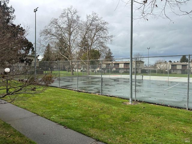 1090 Eleanor Ave, Rohnert Park, CA 94928