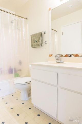 1090 Eleanor Ave, Rohnert Park, CA 94928