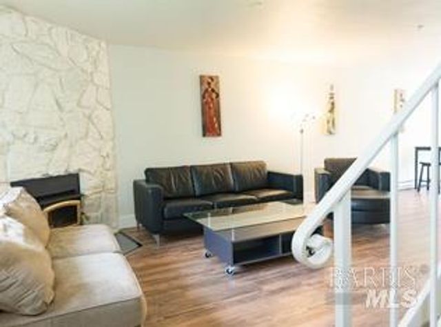 1090 Eleanor Ave, Rohnert Park, CA 94928