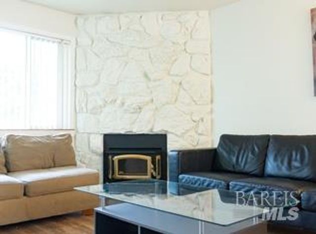 1090 Eleanor Ave, Rohnert Park, CA 94928