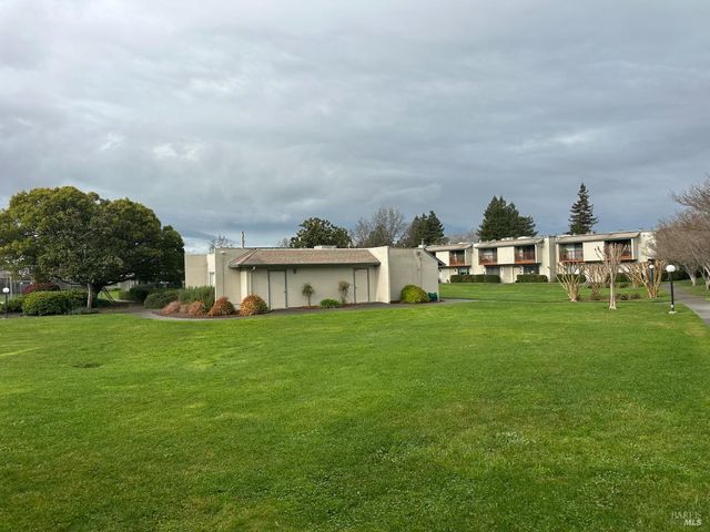 1090 Eleanor Ave, Rohnert Park, CA 94928