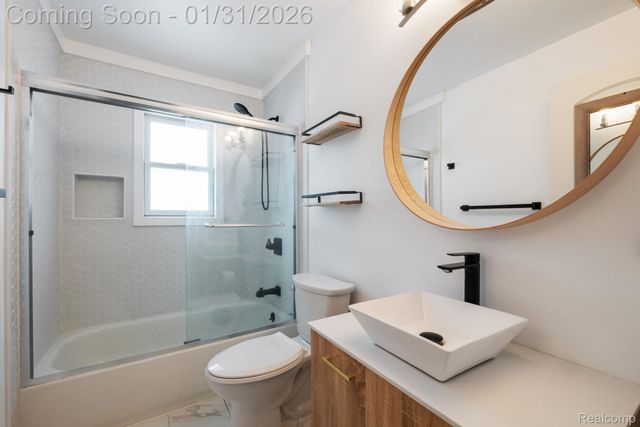 1298 S Cass Lake Road, Waterford Charter Township, MI 48328