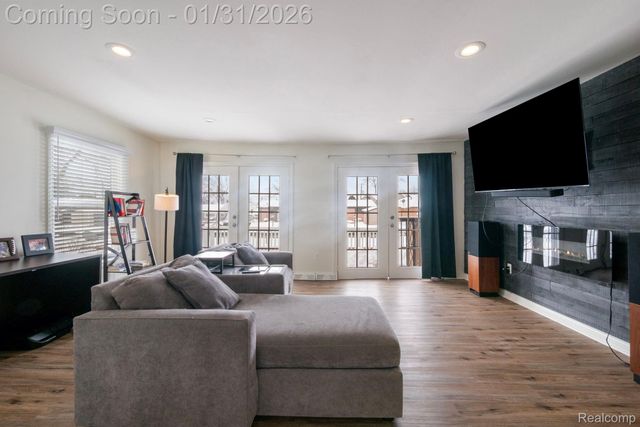 1298 S Cass Lake Road, Waterford Charter Township, MI 48328