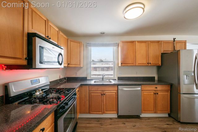 1298 S Cass Lake Road, Waterford Charter Township, MI 48328