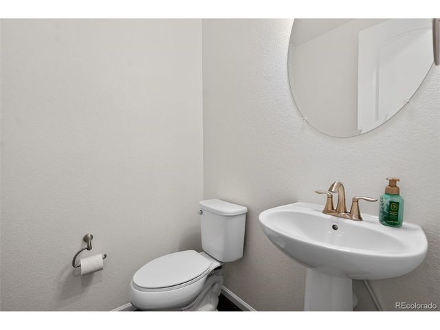 6050 N Netherland Ct, Aurora, CO 80019