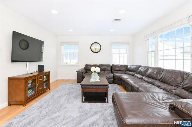 1 Lincoln Place, Moonachie, NJ 07074