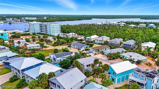 240 Fairweather LN, Fort Myers Beach, FL 33931