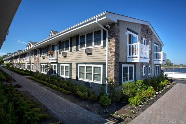333 Candee Avenue D2, Sayville, NY 11782