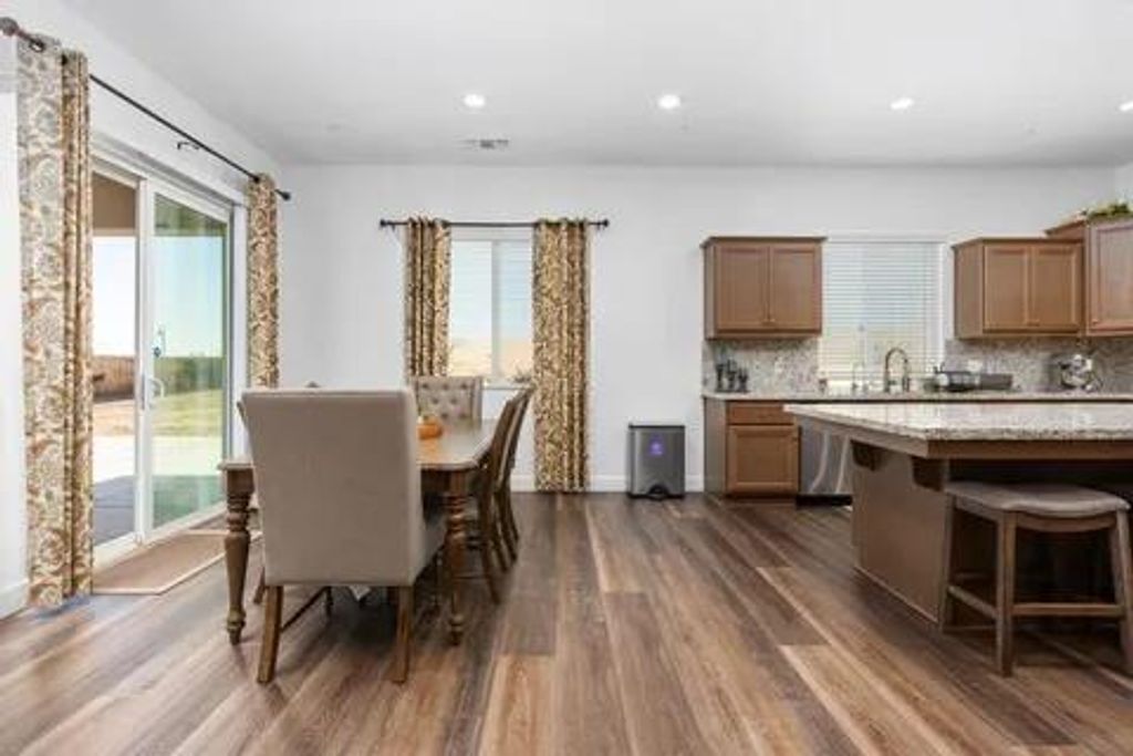 Image 13 of property listing at 2027 N Bliss Avenue, Fresno, CA 93727