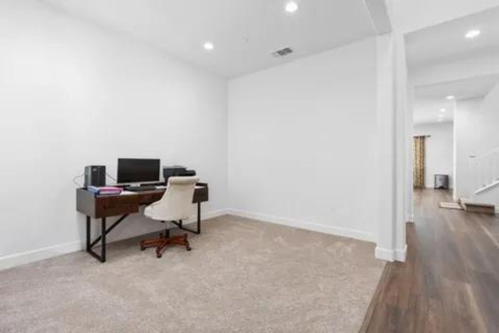 Image 4 of property listing at 2027 N Bliss Avenue, Fresno, CA 93727