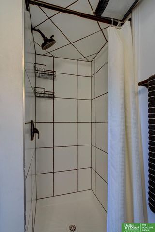 2747 Iowa Street, Omaha, NE 68112