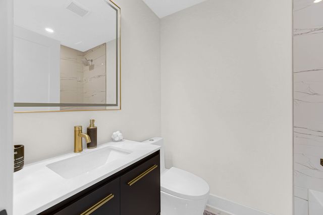7135 N OZARK Avenue, Chicago, IL 60631