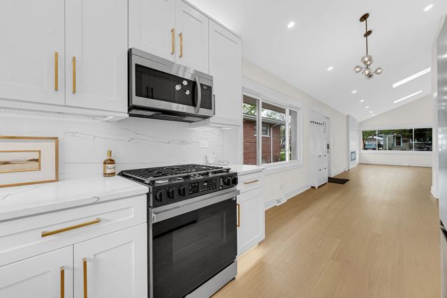 7135 N OZARK Avenue, Chicago, IL 60631