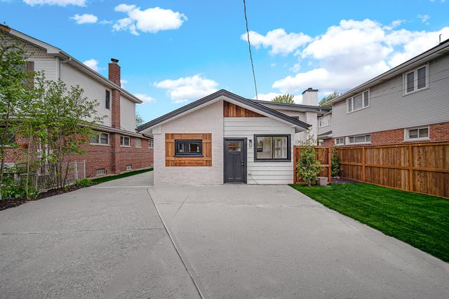 7135 N OZARK Avenue, Chicago, IL 60631