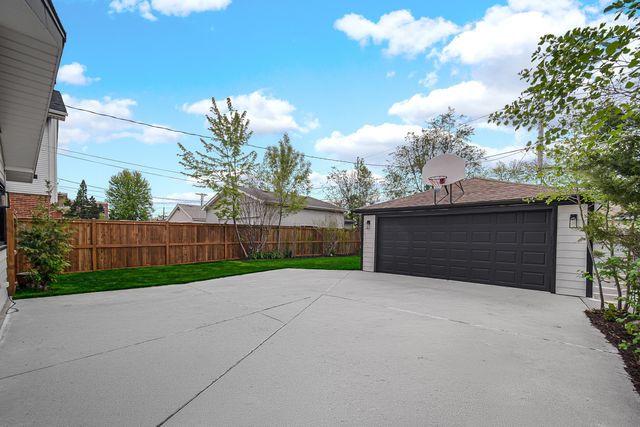 7135 N OZARK Avenue, Chicago, IL 60631