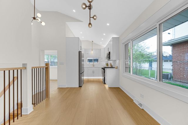 7135 N OZARK Avenue, Chicago, IL 60631