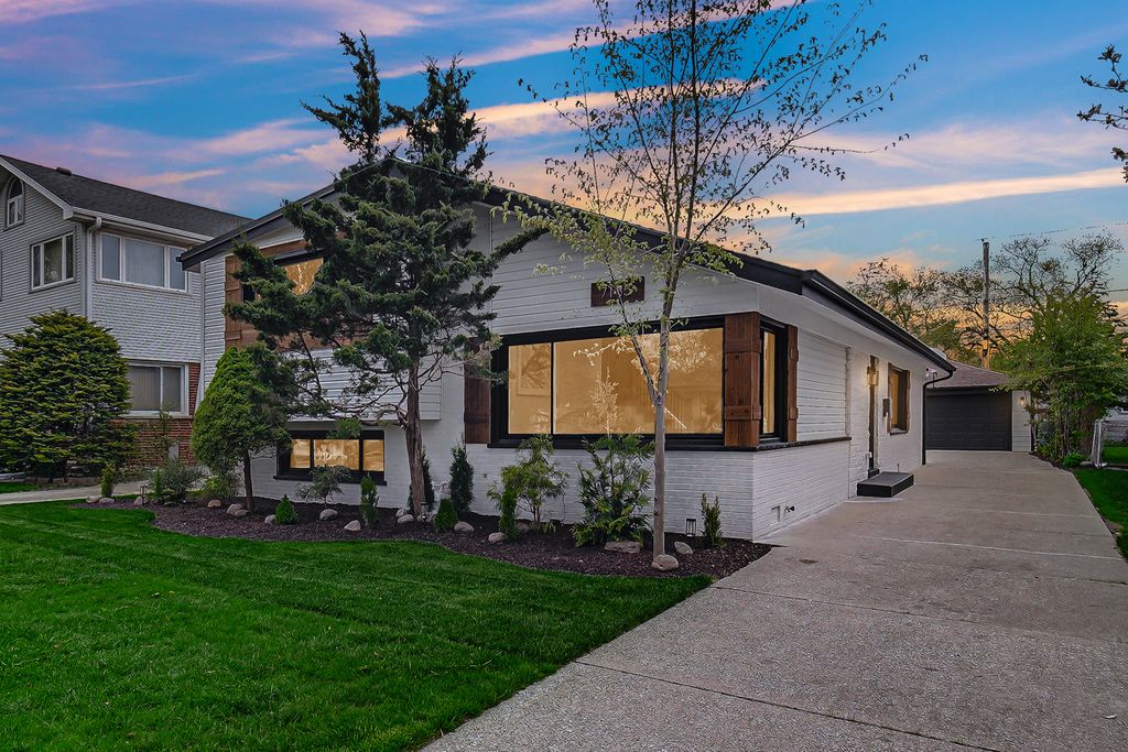 7135 N OZARK Avenue, Chicago, IL 60631